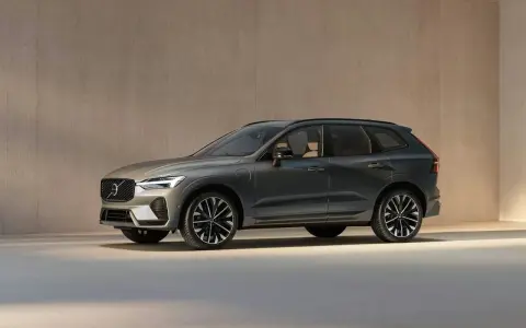 El elegante Volvo XC60 2026, un SUV moderno en color gris oscuro, se exhibe con sus distintivas llantas y líneas aerodinámicas.