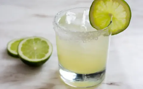 Orzeźwiająca margarita z solą na brzegu szklanki i plasterkiem limonki. Idealny przepis na margarita!