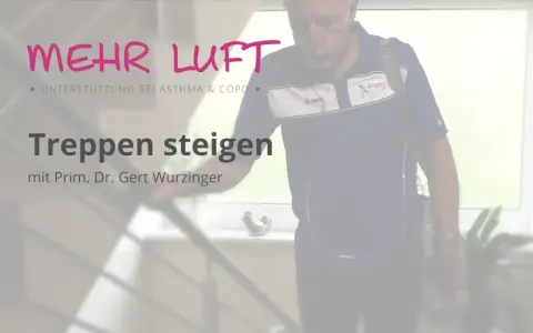 Mann mit Sauerstoffgerät steigt Treppen. Mehr Luft für COPD-Patienten.