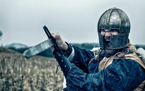 Ein wütender Krieger mit Helm und Schwert, bereit zum Kampf. Die Bedeutung eines Ritters zeigt sich in seinem Mut und seiner Entschlossenheit.