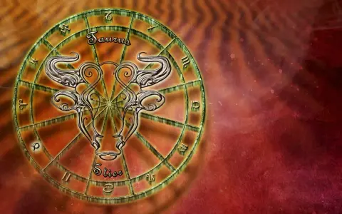 Znak zodiaku Byk (Taurus) w kole zodiakalnym, ozdobiony stylizowanym wizerunkiem głowy byka.