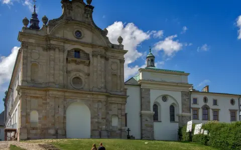 Barokowy zespół klasztorny na Świętym Krzyżu na Łysej Górze, z charakterystyczną architekturą i błękitnym niebem.