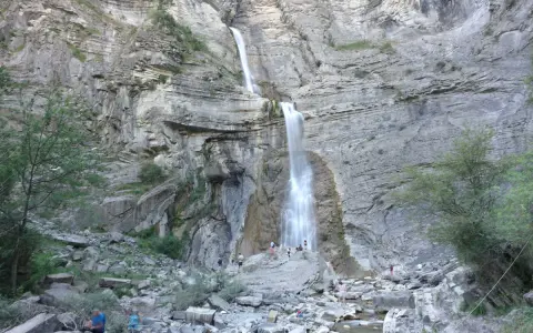 Cascada espectacular, ideal para saber qué hacer en Broto con niños. Familias disfrutan del paisaje rocoso y el agua.