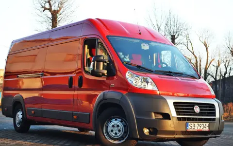Czerwony Fiat Ducato 2.3 Multijet gotowy do drogi.