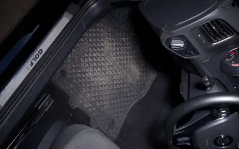 Fußmatte im Auto, um den Gummi-Geruch zu neutralisieren.