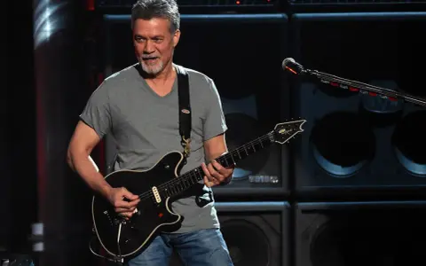 Eddie Van Halen, uznawany za najlepszego gitarzystę świata, gra na scenie.