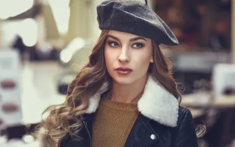 Czy berety są modne? Odkryj ich niezwykłą popularność i stylizacje