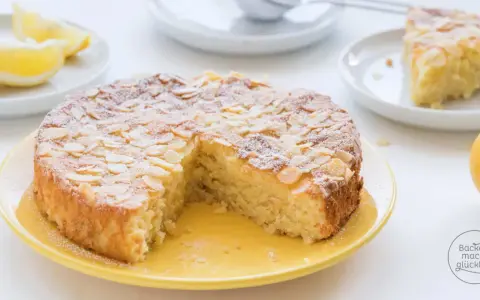 Saftiger Mandelkuchen mit gemahlenen Mandeln, bestäubt mit Puderzucker und garniert mit Mandelblättchen. Ein Genuss!