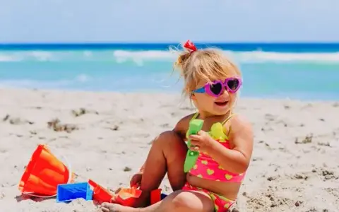 Jak biura podróży liczą wiek dziecka i co to oznacza dla ceny?