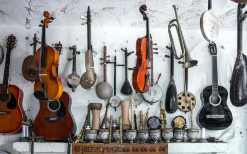 Vielfalt an Instrumenten: Gitarren, Geigen, Trommeln und mehr. Hier findet man Musik ohne Gesang, die zum Spielen einlädt.