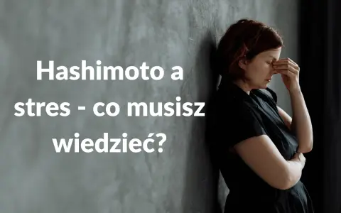 Kobieta z ręką na czole, symbolizująca stres i problemy psychiczne związane z niedoczynnością tarczycy.
