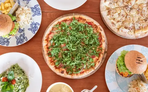 Skalny Dworek Brenna: Pełne menu, pizza z pieca i dostawa