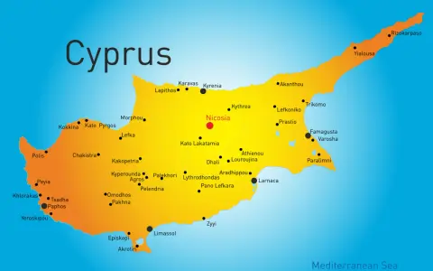 Mapa Cypru z zaznaczonymi miastami: Nikozja, Limassol, Larnaka, Famagusta. Gdzie jest Cypr? Na Morzu Śródziemnym.