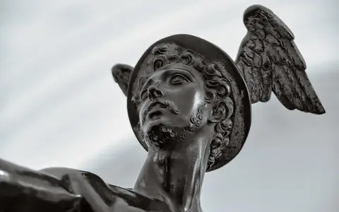 Posąg Merkurego w Pannie, z uskrzydlonym hełmem i zadumanym spojrzeniem, zdaje się obserwować niebo.