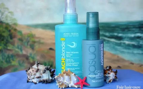 Dwa spraye z solą morską na włosy: John Frieda Beach Blonde i Toni&Guy Casual. Idealne na plażowe fale!