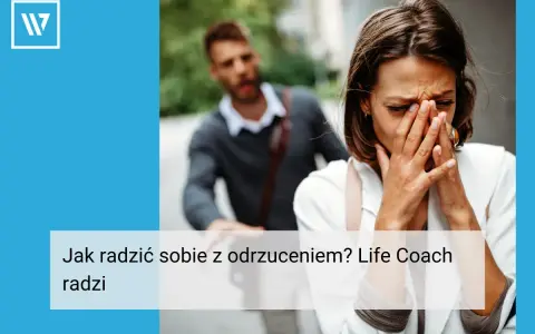 Kobieta płacze, zasłaniając twarz dłońmi. W tle widać oddalającego się mężczyznę. Jak sobie poradzić z odrzuceniem przez faceta? Life coach radzi.