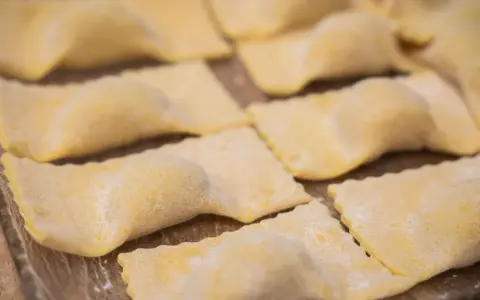 Tortelli di patate ricetta toscana: pasta fresca fatta in casa, pronta per essere cucinata e gustata.