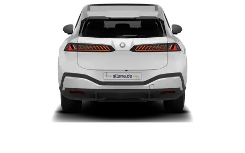 Weißes SUV mit markanten Rückleuchten und dem BMW-Logo. Ein Fahrzeug, das Potenzial für limitierte Autos mit Wertsteigerung hat.