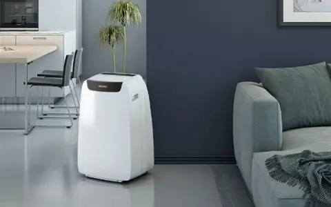 Un climatiseur Electrolux blanc, discret et moderne, se tient dans un salon épuré, prêt à rafraîchir l'espace.