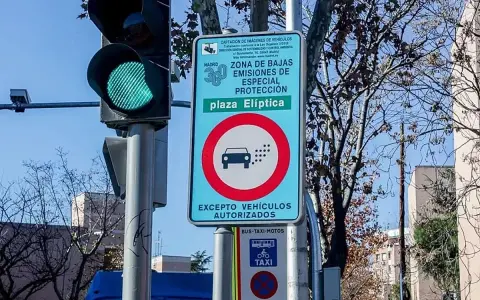 Señal de tráfico en una zona eco de Madrid, indicando "Zona de Bajas Emisiones de Especial Protección" en Plaza Elíptica.