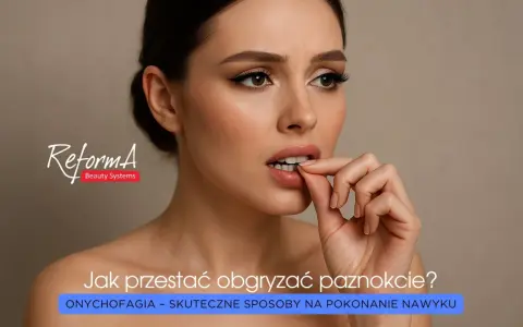 Kobieta z niepokojem obgryza skórki wokół paznokci. Czy onychofagia spędza Ci sen z powiek?