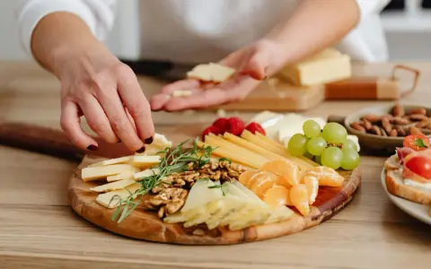 Tabla de quesos, frutas y frutos secos, ideal para un picoteo fácil y rápido.