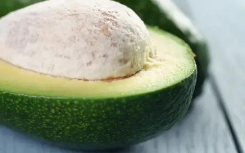 Idealny moment na guacamole, kiedy awokado jest dojrzałe. Miękki, kremowy miąższ i duża pestka.
