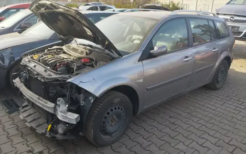 Szary kombi z otwartą maską, widoczny silnik i uszkodzony przód. Idealny, by dowiedzieć się, jak sprzedać auto na części.