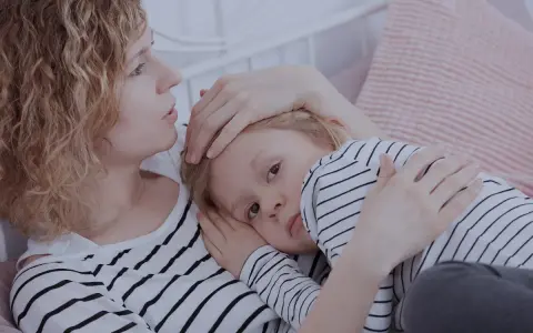 Samotna matka tuli swoje dziecko, które wtula się w jej ramię.
