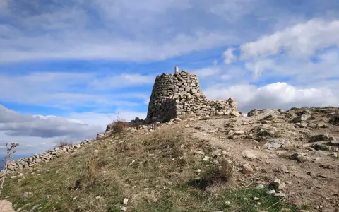 Ruinas de piedra en la cima del **cerro de San Pedro**, bajo un cielo azul con nubes blancas.
