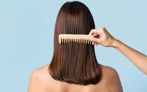 Peinando el cabello castaño para lograr un texturizado pelo perfecto.