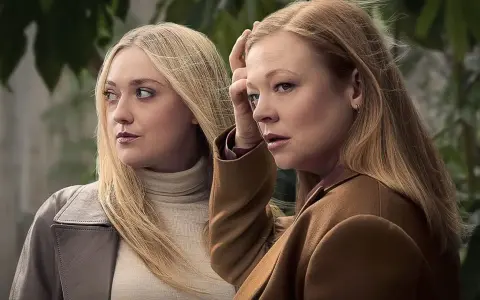 Två kvinnor med blont hår, den ena med en brun kappa, den andra med en grå jacka. Kanske är det all her fault att de ser så bekymrade ut.