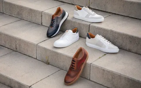 Cinque paia di scarpe eleganti, perfette per un outfit ufficio sneakers. Diverse tonalità di pelle e design moderni.