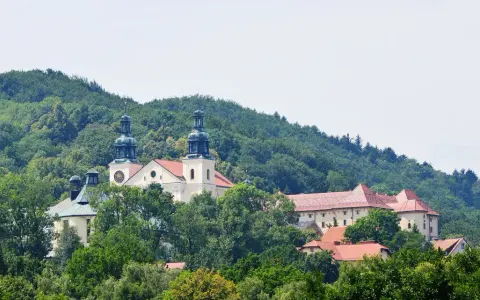 Kalwaria Zebrzydowska, malowniczo położona wśród zielonych wzgórz, to sanktuarium otoczone lasem.