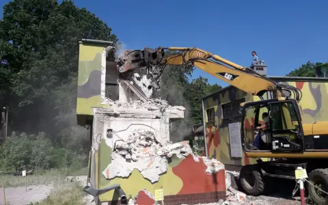Ile kosztuje rozbiórka budynku? Cennik i sekrety oszczędności