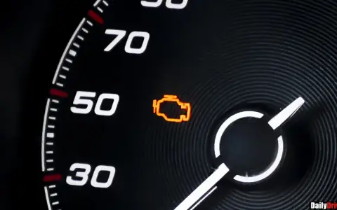 Kontrolka "check engine" świeci? Co robić i czy można jechać dalej?