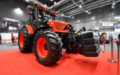 Czerwony prototyp ciągnika Zetor RADA 6 na targach. Poznaj zetor modele i moc, które zachwycają innowacyjnością i siłą.