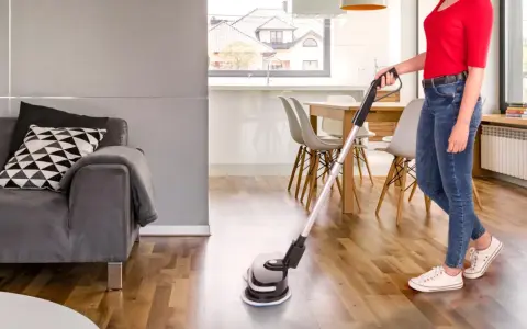 Jaki mop do paneli? Wybierz najlepszy i uniknij smug!
