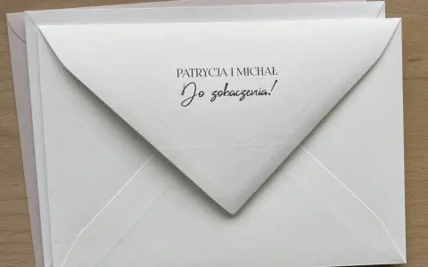 Biała koperta z napisem "PATRYCJA I MICHAŁ Do zobaczenia!". Idealna na zaproszenie lub kartkę urodzinową.