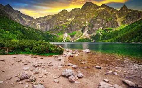 Jezioro Morskie Oko, jedno z 10 najpiękniejszych miejsc w górach, otoczone skalistymi szczytami i zielonymi lasami.