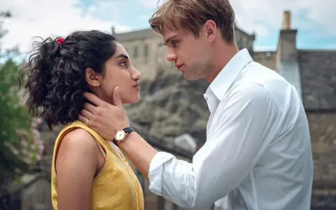 Un uomo con camicia bianca sfiora il viso di una donna con abito giallo, un momento intimo che potrebbe cambiare tutto in questa serie "One Day".