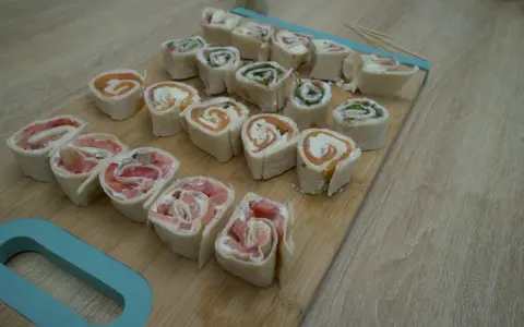 Petits roulés de wrap froid, parfaits pour un apéritif facile. Saumon, fromage frais et herbes se marient à merveille dans cette recette.