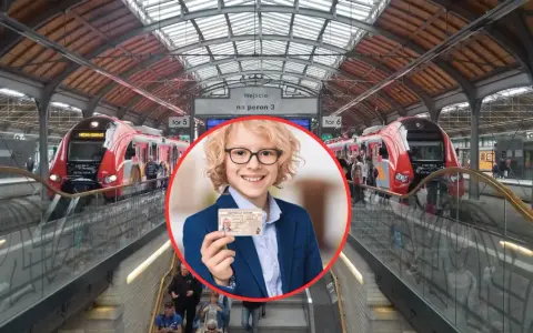Chłopiec w okularach trzyma legitymację szkolną na tle dworca kolejowego z pociągami.