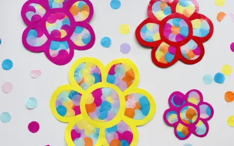 Bunte Blumen aus Papier und Seidenpapier, perfekt zum Fensterdeko basteln mit Kindern.