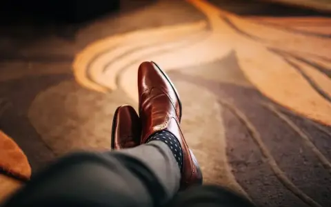 Jakie skarpetki do szarego garnituru wybrać, aby wyglądać elegancko?