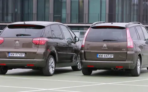 Dwa brązowe Citroen Grand Picasso stoją obok siebie na parkingu.