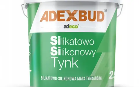Wiadro z zielonym tynkiem silikatowo-silikonowym ADEXBUD. Idealny do elewacji, zapewnia trwałość i estetykę.