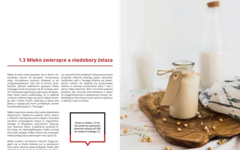 Szklana butelka mleka na drewnianej desce, idealna do przepisów bogatych w żelazo dla dzieci.