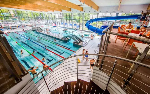 Basen z atrakcjami dla dzieci w Jeleniej Górze: zjeżdżalnia, basen sportowy i strefa relaksu.
