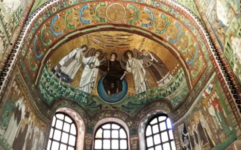Mosaici bizantini a Ravenna: Cristo in trono tra angeli, un'ispirazione per cosa fare oggi a Ravenna e dintorni.